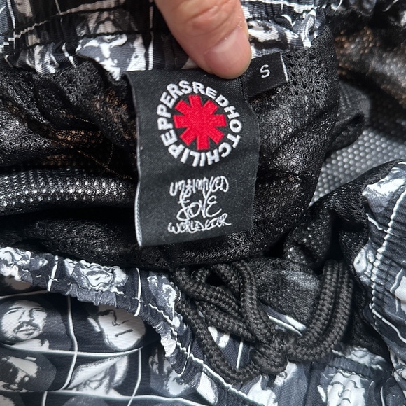 Red Hot Chili Peppers Unlimited Love All Over Print Mesh Lined Shorts Mens S - Picture 6 of 9